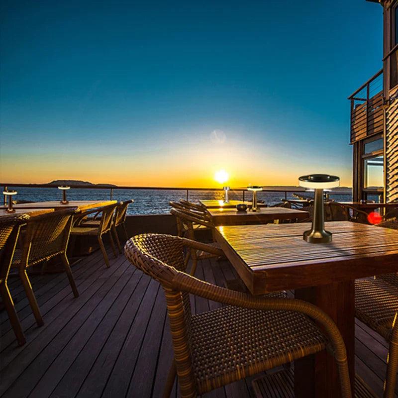 AuraMetal - Lampada da Tavolo Ispirata alla Scandinavia