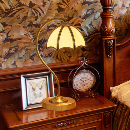 ChicBreeze – Lámpara de Mesa de Latón y Vidrio con Diseño de Paraguas