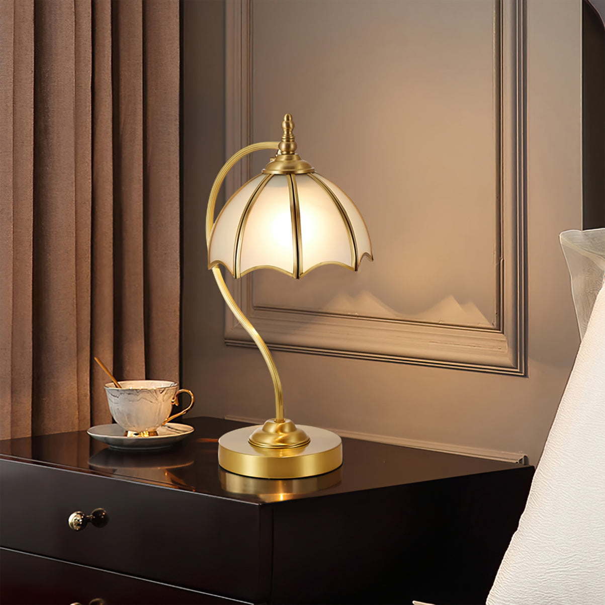 ChicBreeze – Lámpara de Mesa de Latón y Vidrio con Diseño de Paraguas