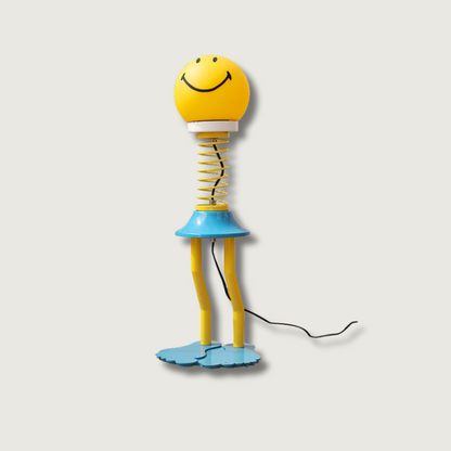 SpiralLume - Lámpara de Mesa Elegante con Diseño Enroscado y Brillo Cálido