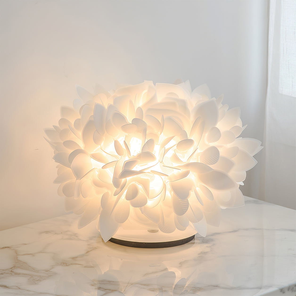 LeafGlow – Lámpara de Mesa Contemporánea con Acento de Pétalo Floral