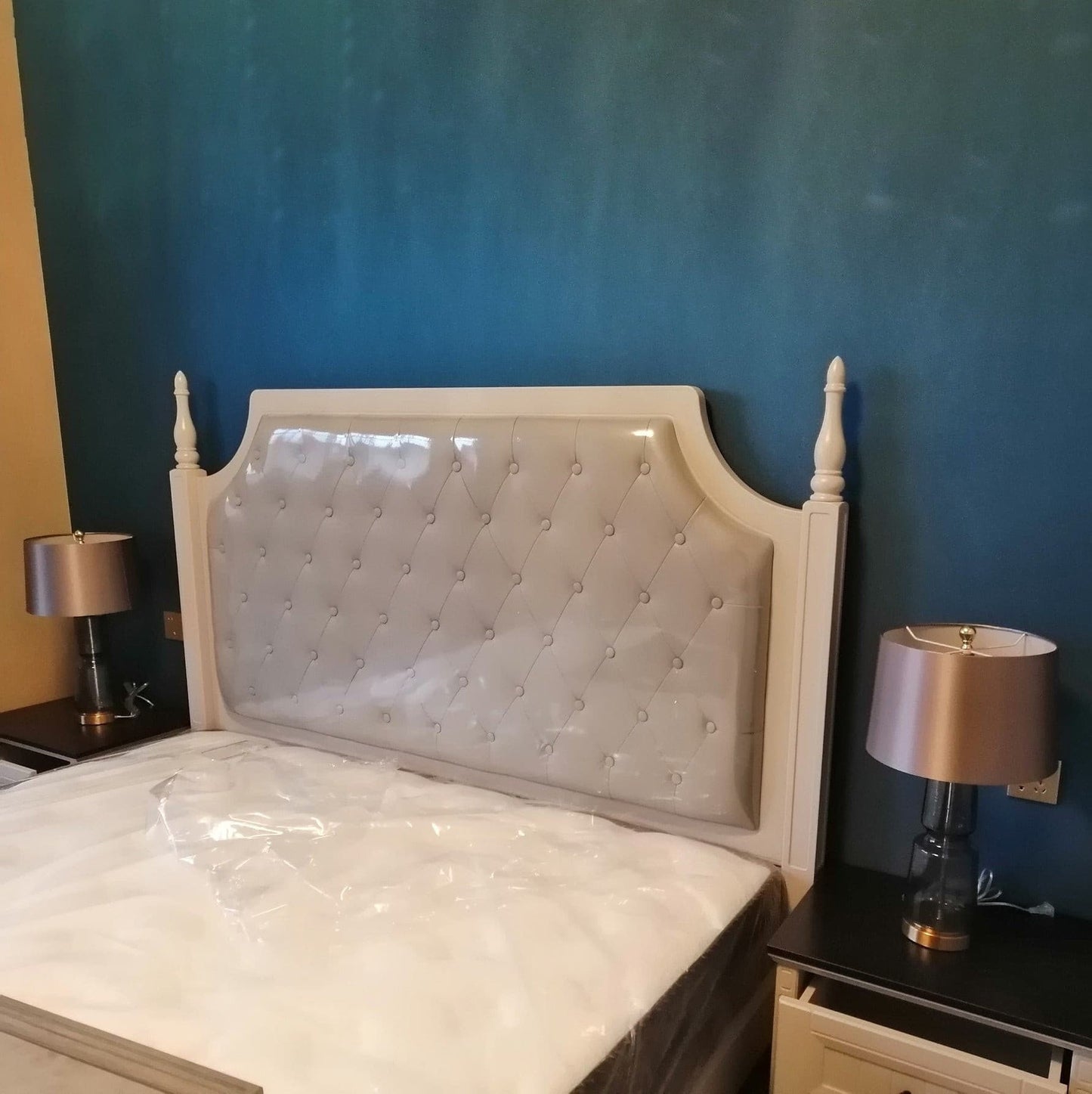 LuxAura – Elegante Metall- und Glas-Tischlampe