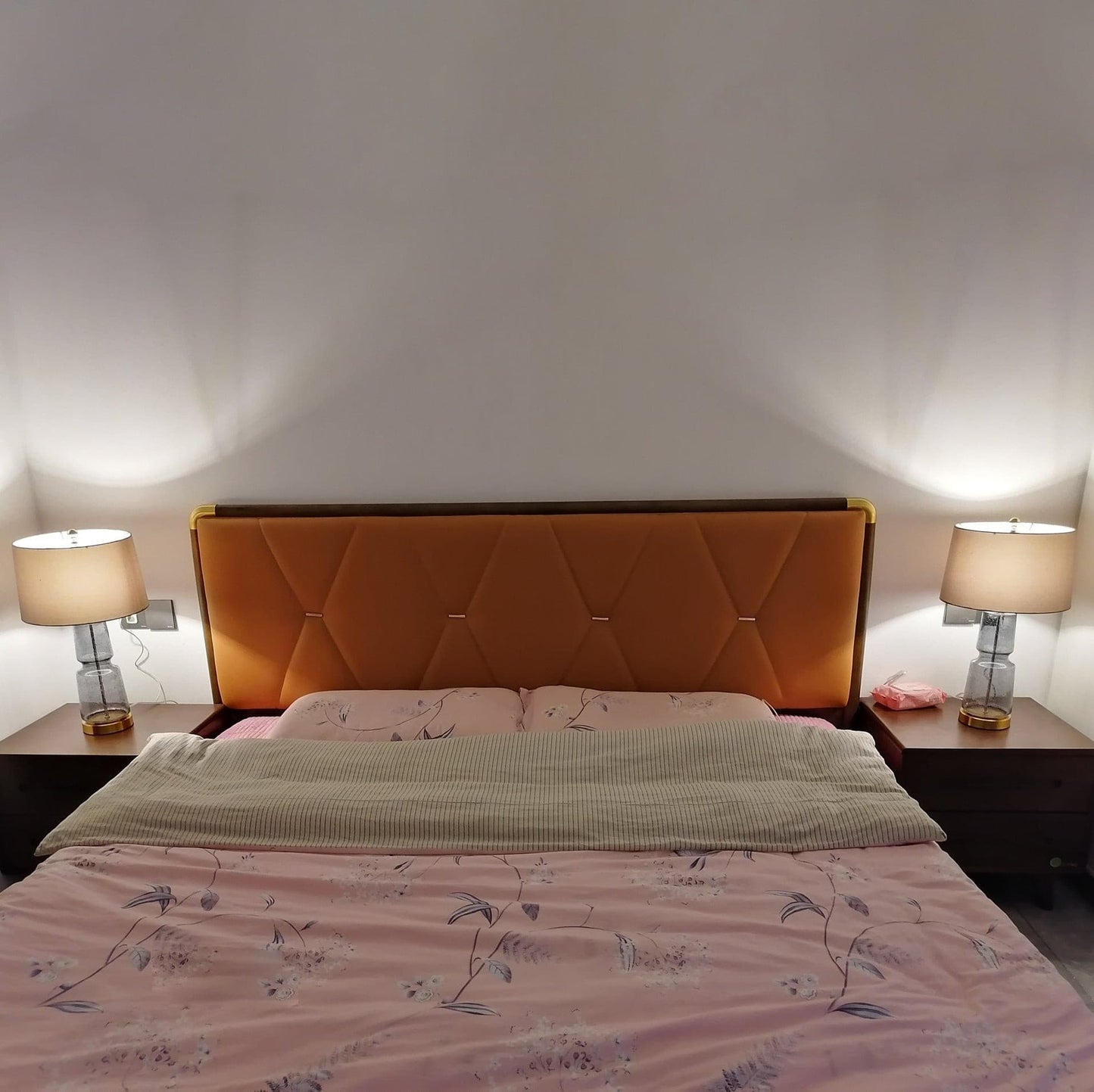 LuxAura – Elegante Metall- und Glas-Tischlampe