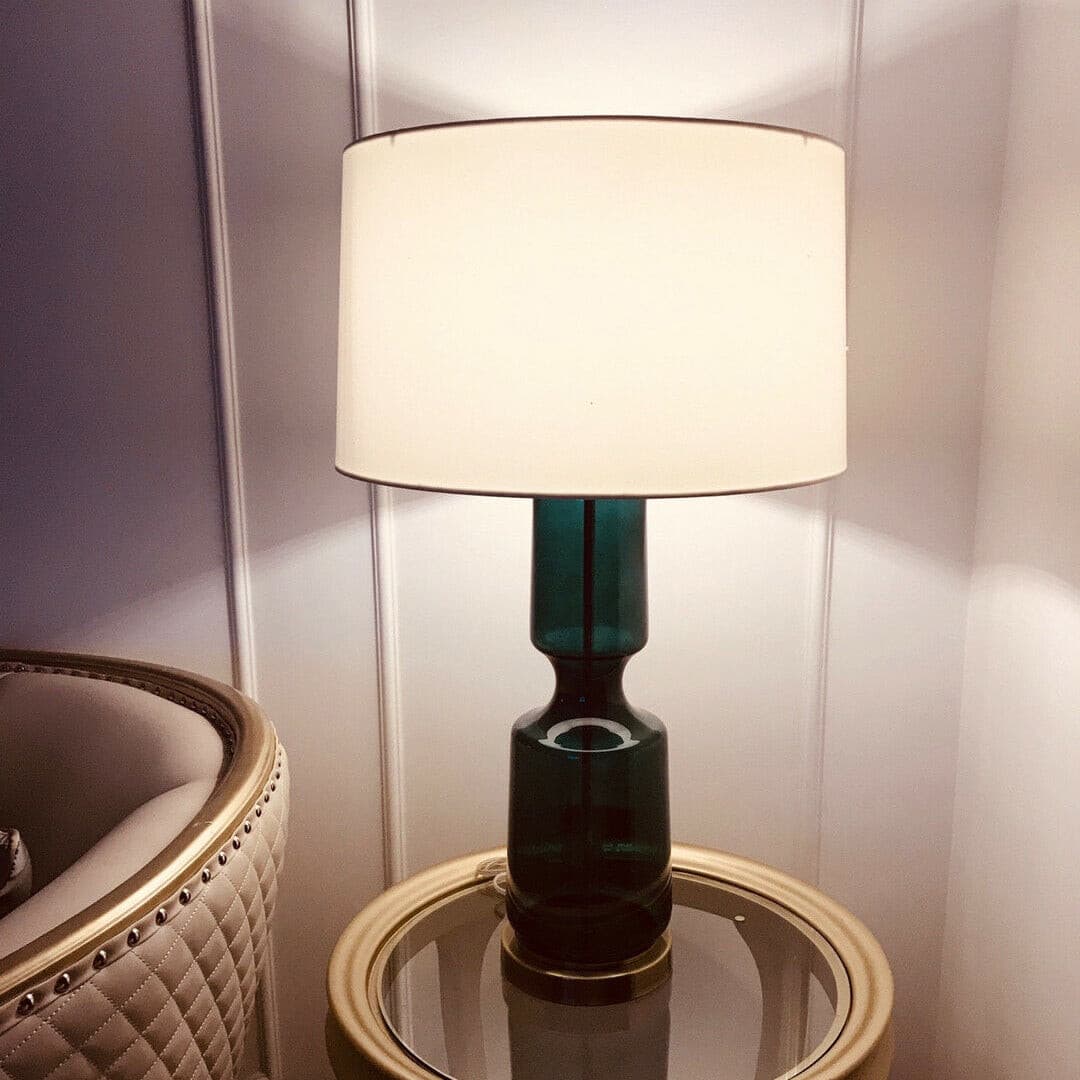 LuxAura – Elegante Metall- und Glas-Tischlampe