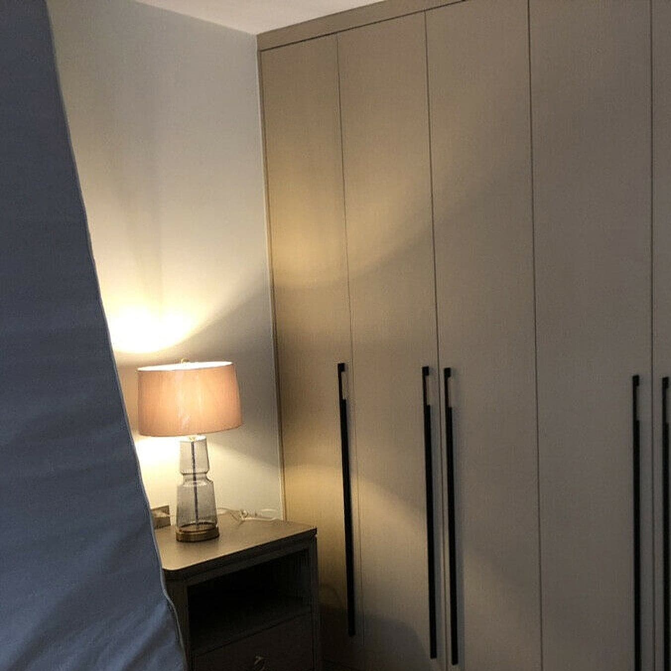 LuxAura – Elegante Metall- und Glas-Tischlampe