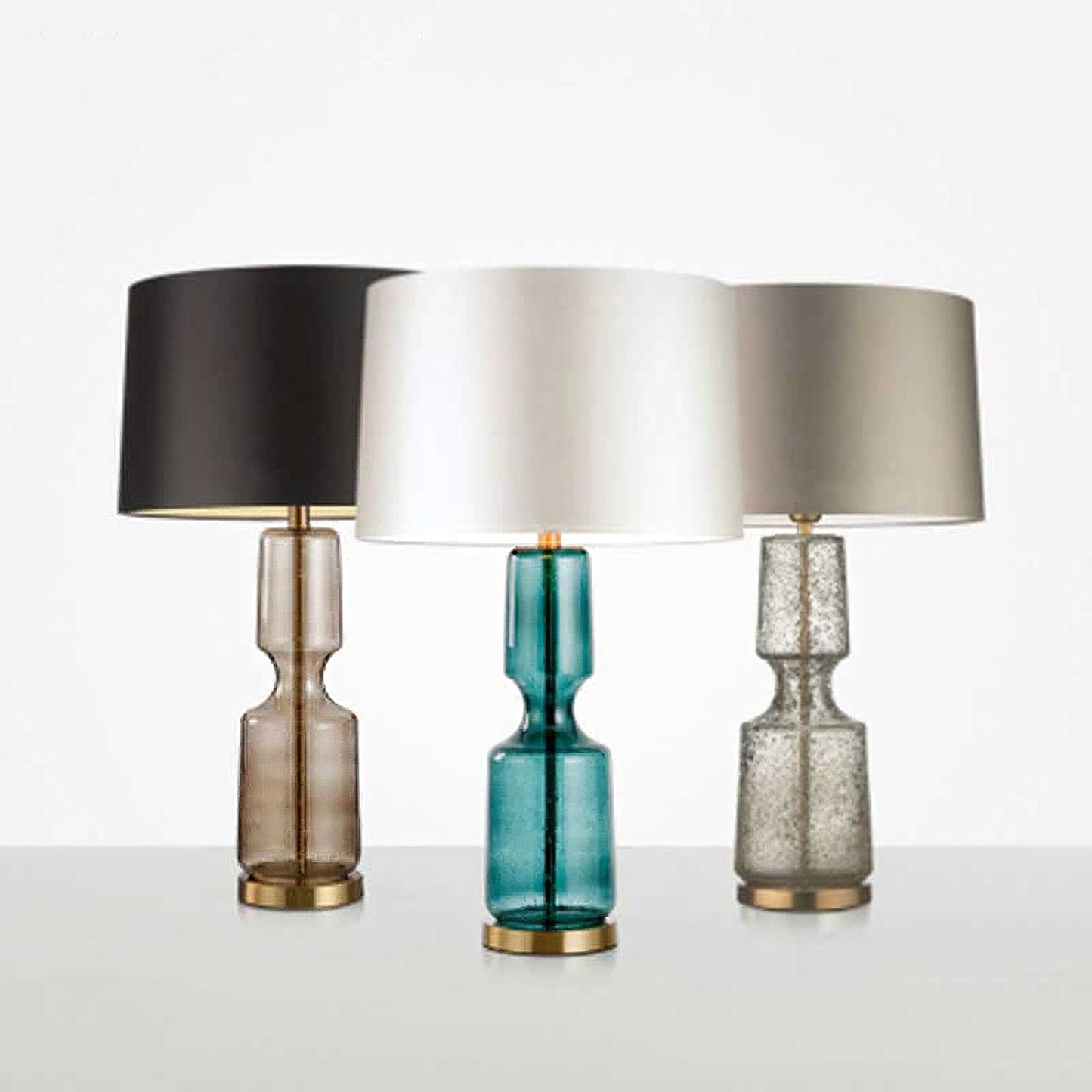 LuxAura – Elegante Metall- und Glas-Tischlampe