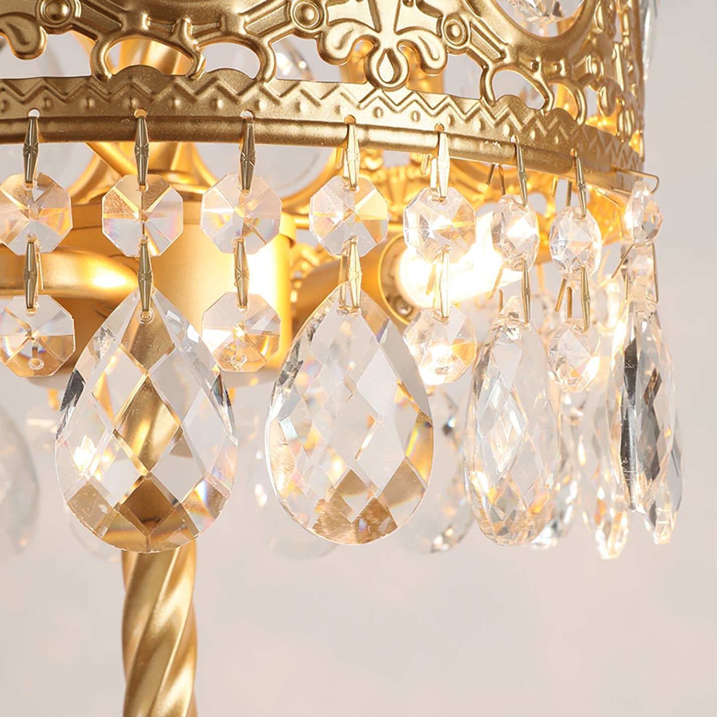 GleamAura – Elegant Crystal Table Lamp with Gold Base