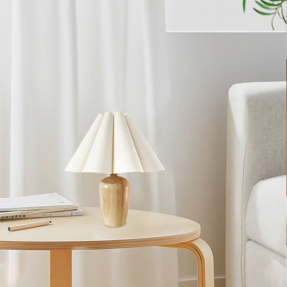ChicGlow – Fløjl Plisseret Bordlampe med Træfod