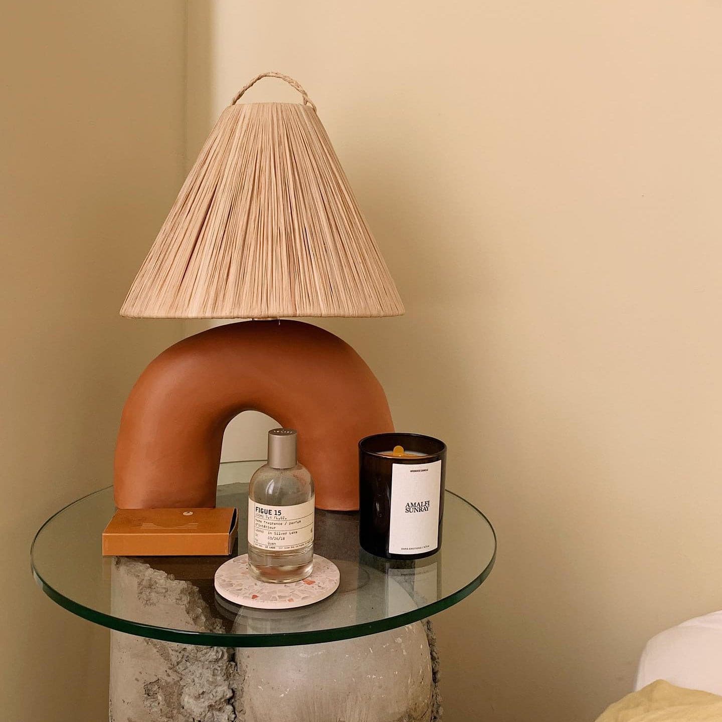 ElectraGlow - Lámpara contemporánea con base potente y luz eficiente