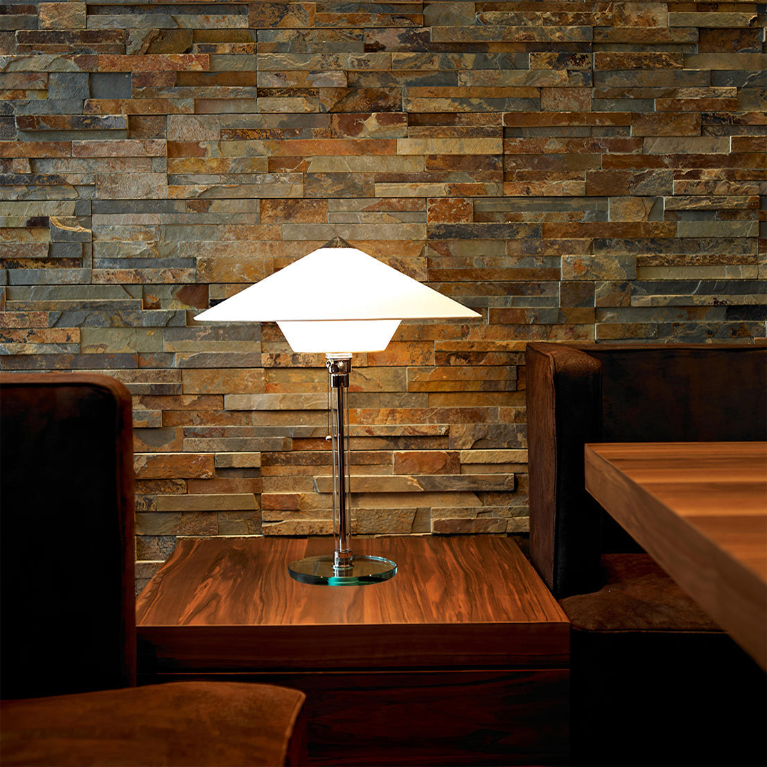 PureGlow - Slank Bordlampe med Elegant Minimalistisk Design