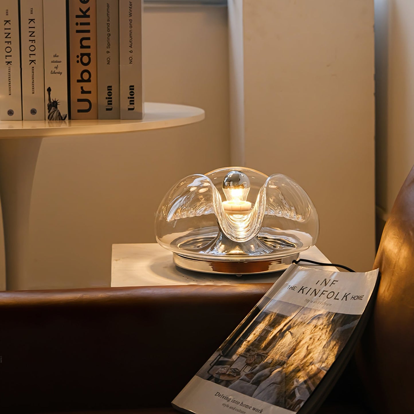 WaveBeam - Elegant Bordlampe med Blid Bølge Design