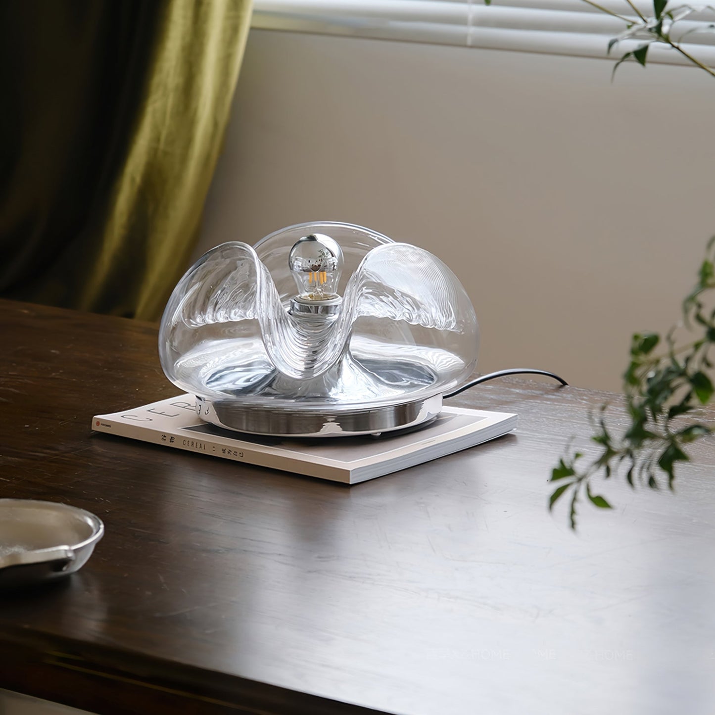 WaveBeam - Elegant Bordlampe med Blid Bølge Design