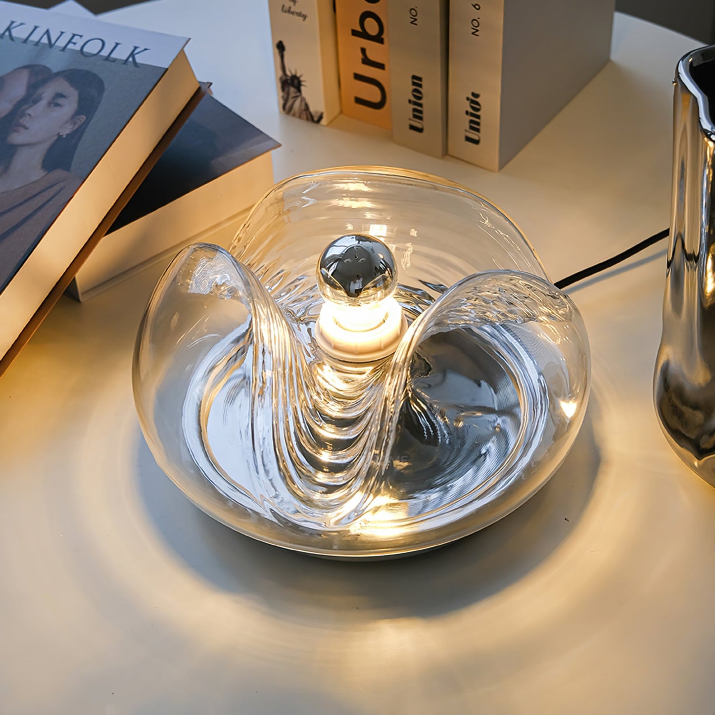 WaveBeam - Elegant Bordlampe med Blid Bølge Design