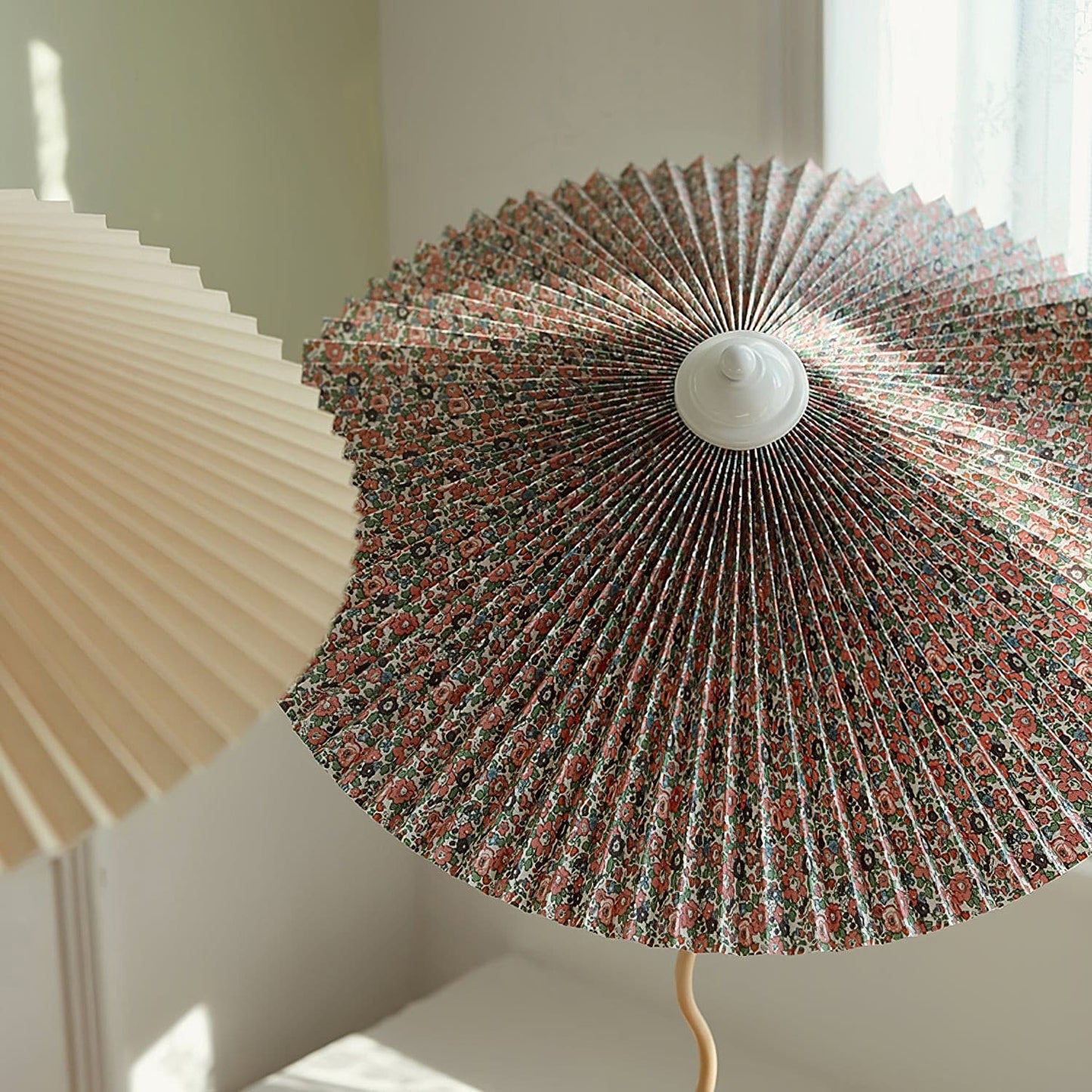 LuxePleat - Elegant Bordlampe med en Tekstureret Plisseret Skærm