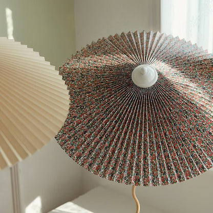 LuxePleat - Elegant Bordlampe med en Tekstureret Plisseret Skærm