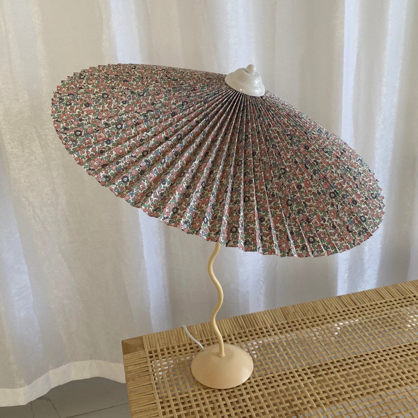 LuxePleat - Elegant Bordlampe med en Tekstureret Plisseret Skærm