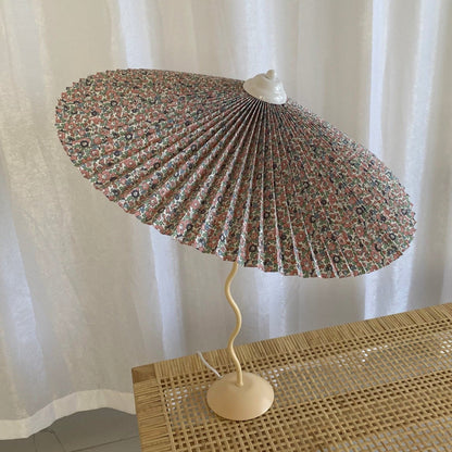 LuxePleat - Elegant Bordlampe med en Tekstureret Plisseret Skærm