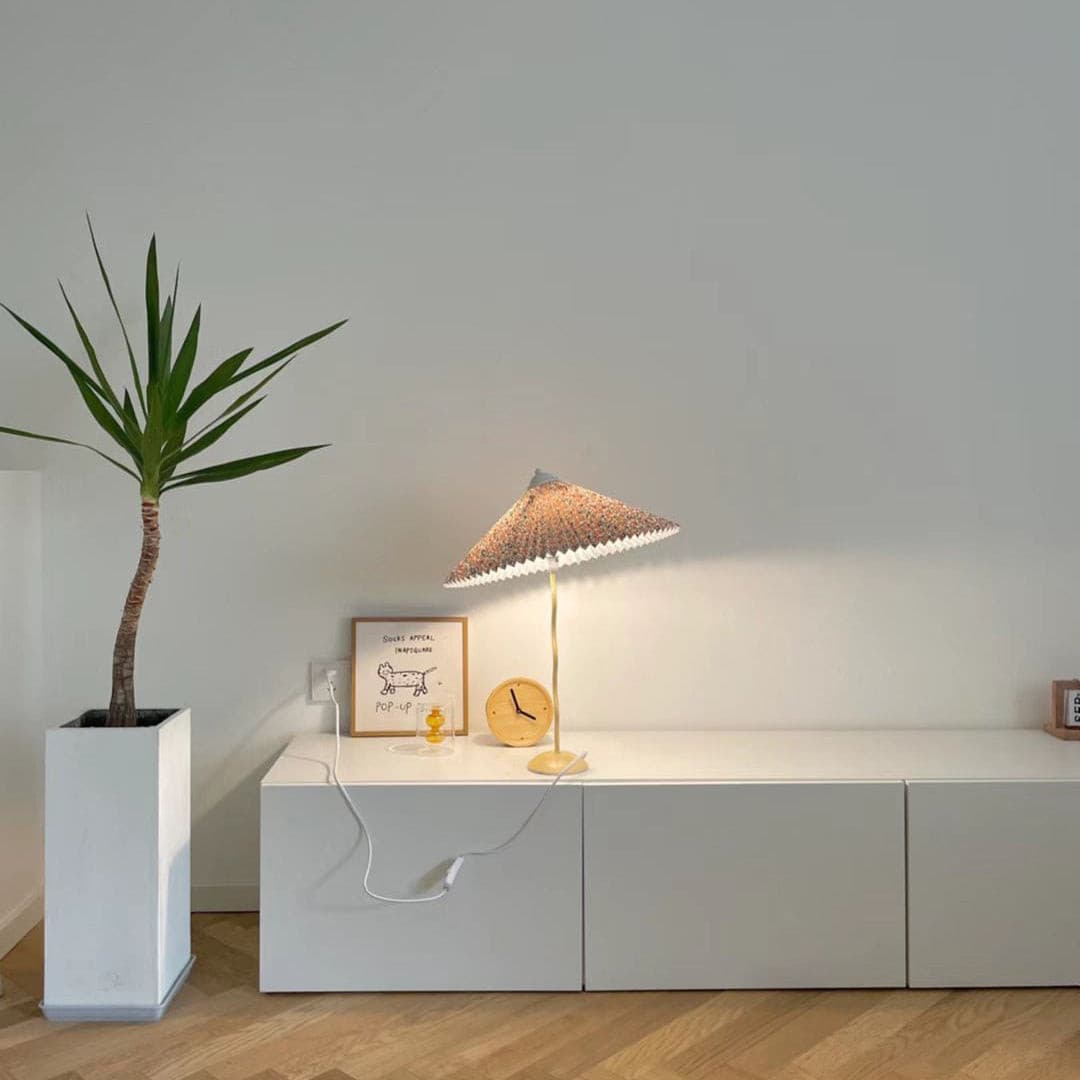 LuxePleat - Elegant Bordlampe med en Tekstureret Plisseret Skærm