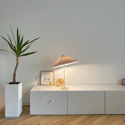 LuxePleat - Elegant Bordlampe med en Tekstureret Plisseret Skærm