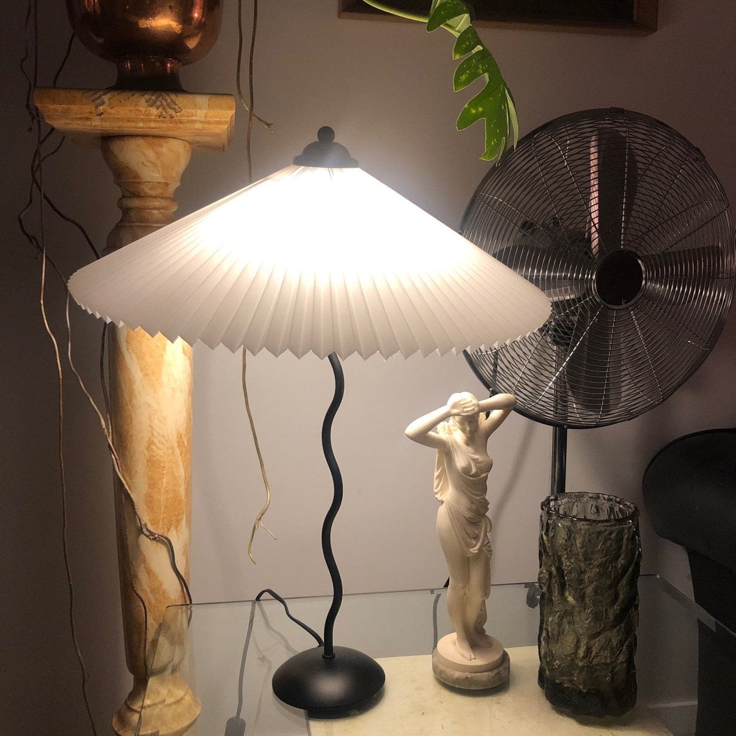 LuxePleat - Elegant Bordlampe med en Tekstureret Plisseret Skærm