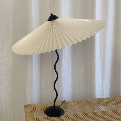 LuxePleat - Elegant Bordlampe med en Tekstureret Plisseret Skærm