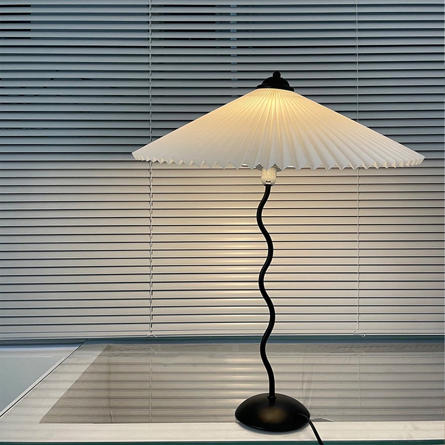 LuxePleat - Elegant Bordlampe med en Tekstureret Plisseret Skærm