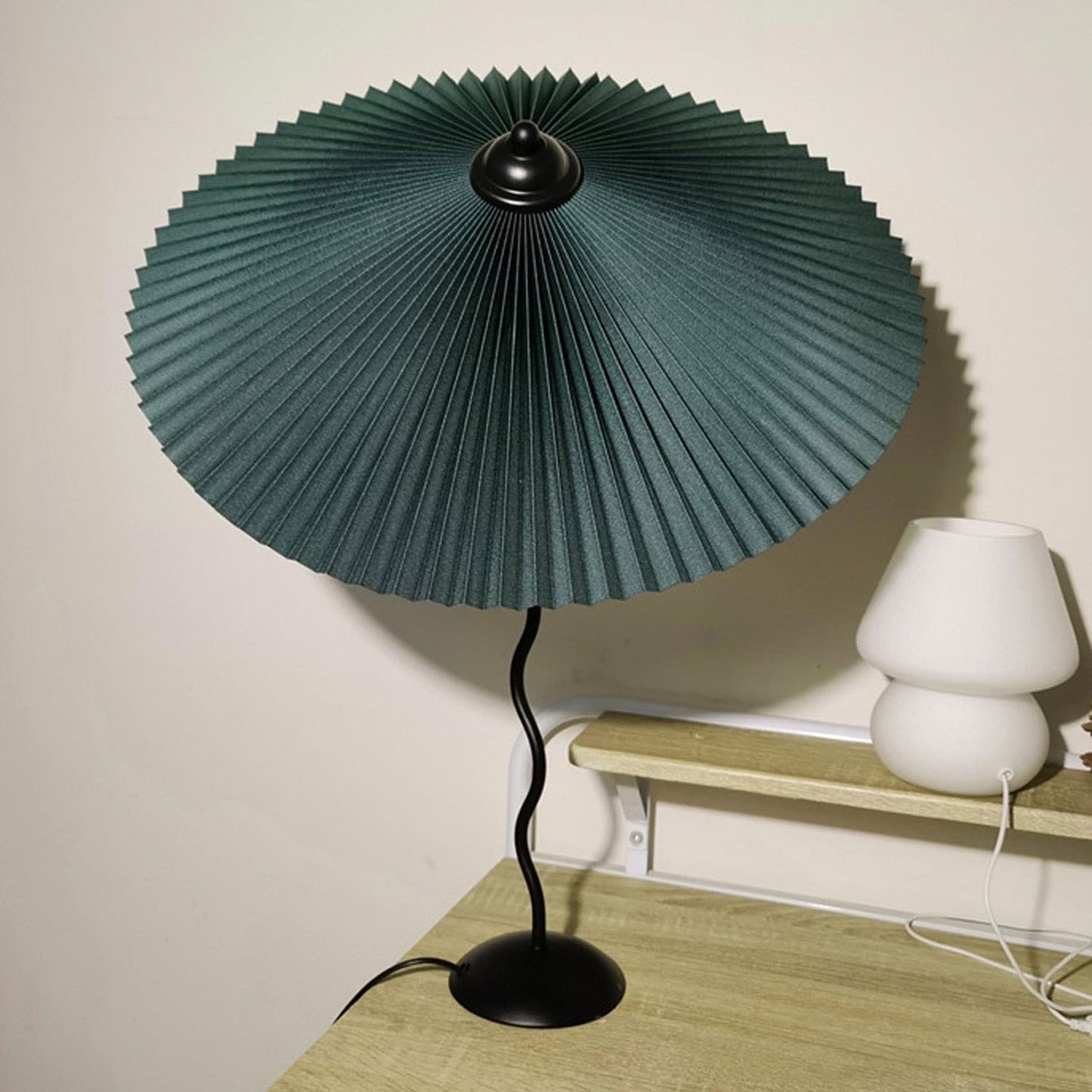 LuxePleat - Elegant Bordlampe med en Tekstureret Plisseret Skærm