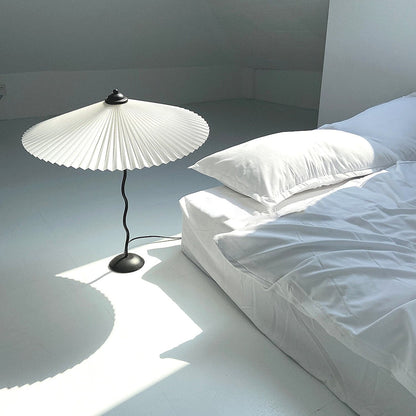 LuxePleat - Elegant Bordlampe med en Tekstureret Plisseret Skærm