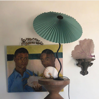 LuxePleat - Elegant Bordlampe med en Tekstureret Plisseret Skærm