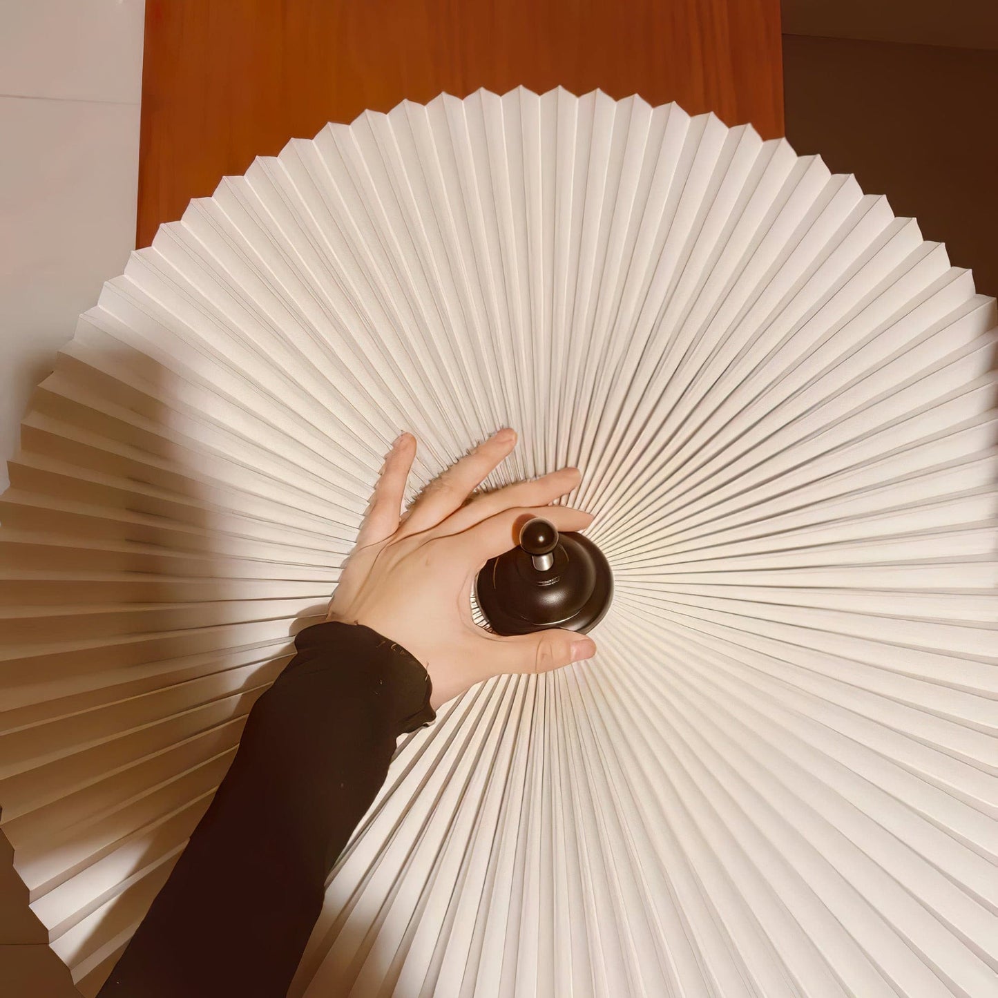 LuxePleat - Elegant Bordlampe med en Tekstureret Plisseret Skærm