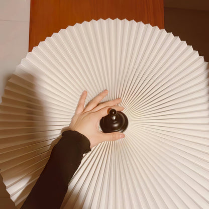 LuxePleat - Elegant Bordlampe med en Tekstureret Plisseret Skærm