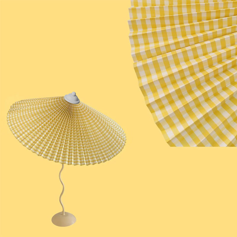 LuxePleat - Elegant Bordlampe med en Tekstureret Plisseret Skærm