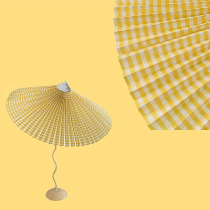 LuxePleat - Elegant Bordlampe med en Tekstureret Plisseret Skærm