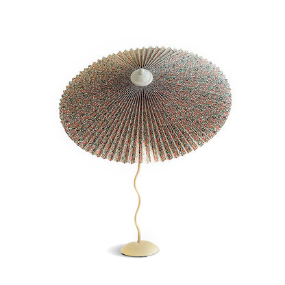 LuxePleat - Elegant Bordlampe med en Tekstureret Plisseret Skærm