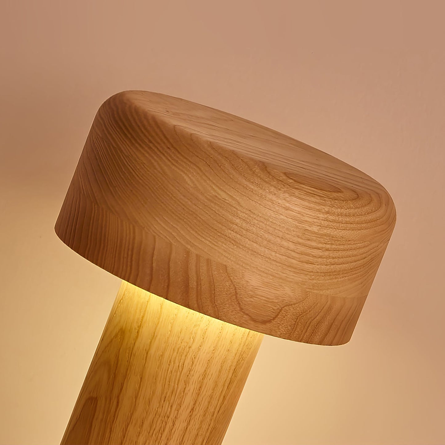 LuxeTower - Table Lamp with Sleek Tower Design and Warm Glow