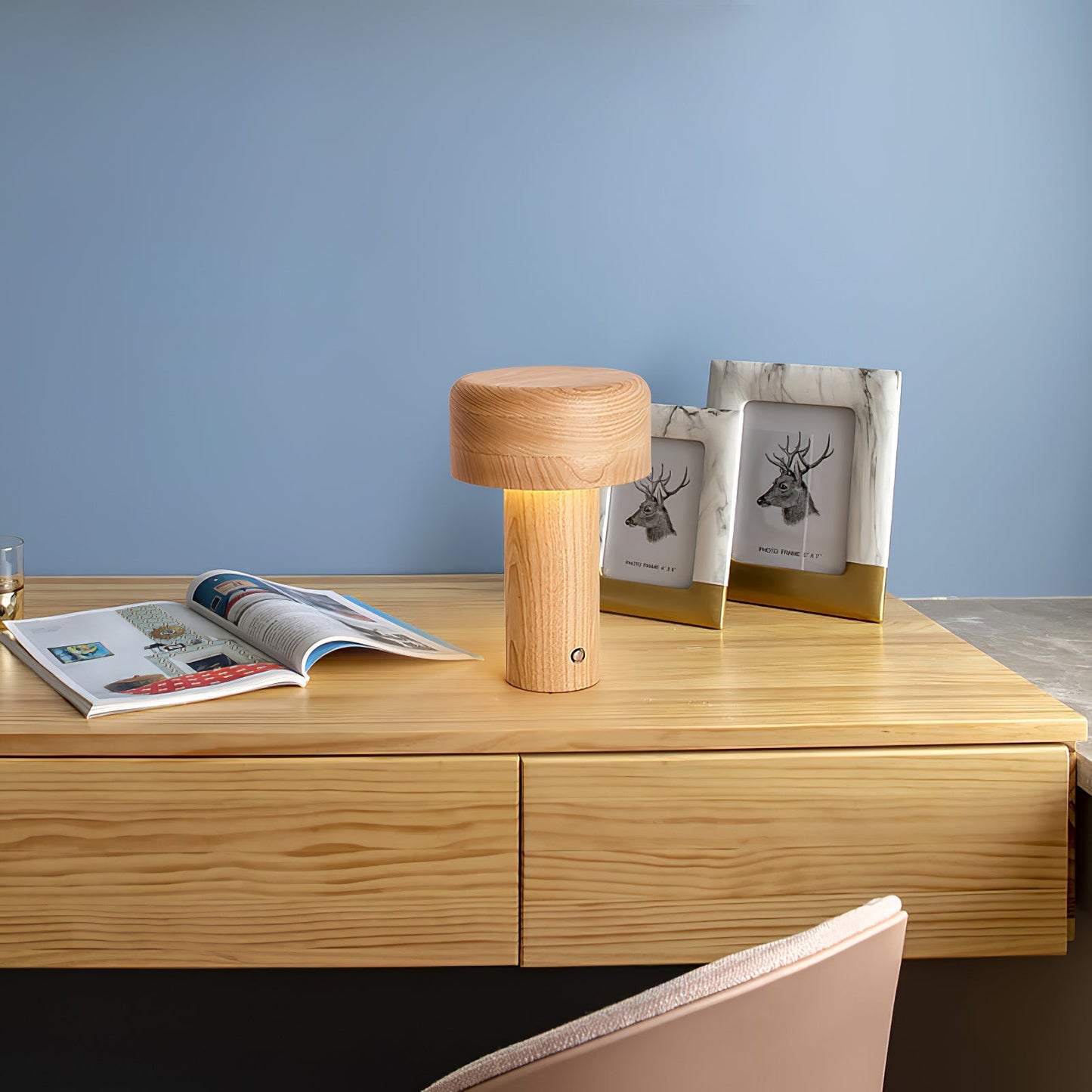 LuxeTower - Table Lamp with Sleek Tower Design and Warm Glow