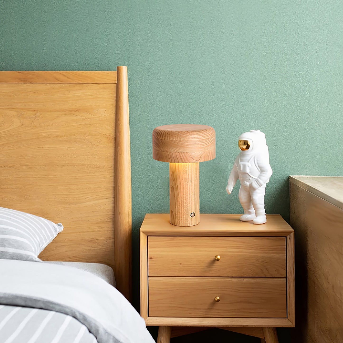 LuxeTower - Table Lamp with Sleek Tower Design and Warm Glow