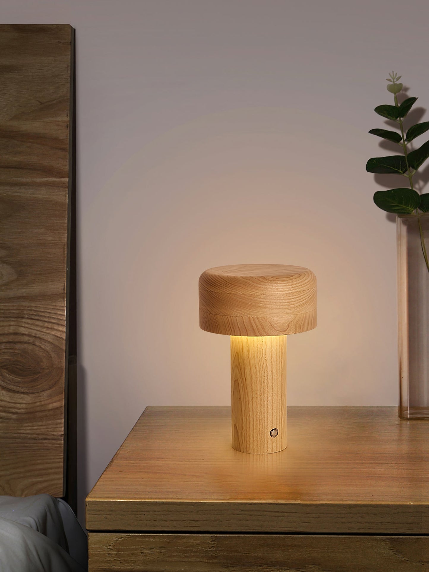LuxeTower - Table Lamp with Sleek Tower Design and Warm Glow