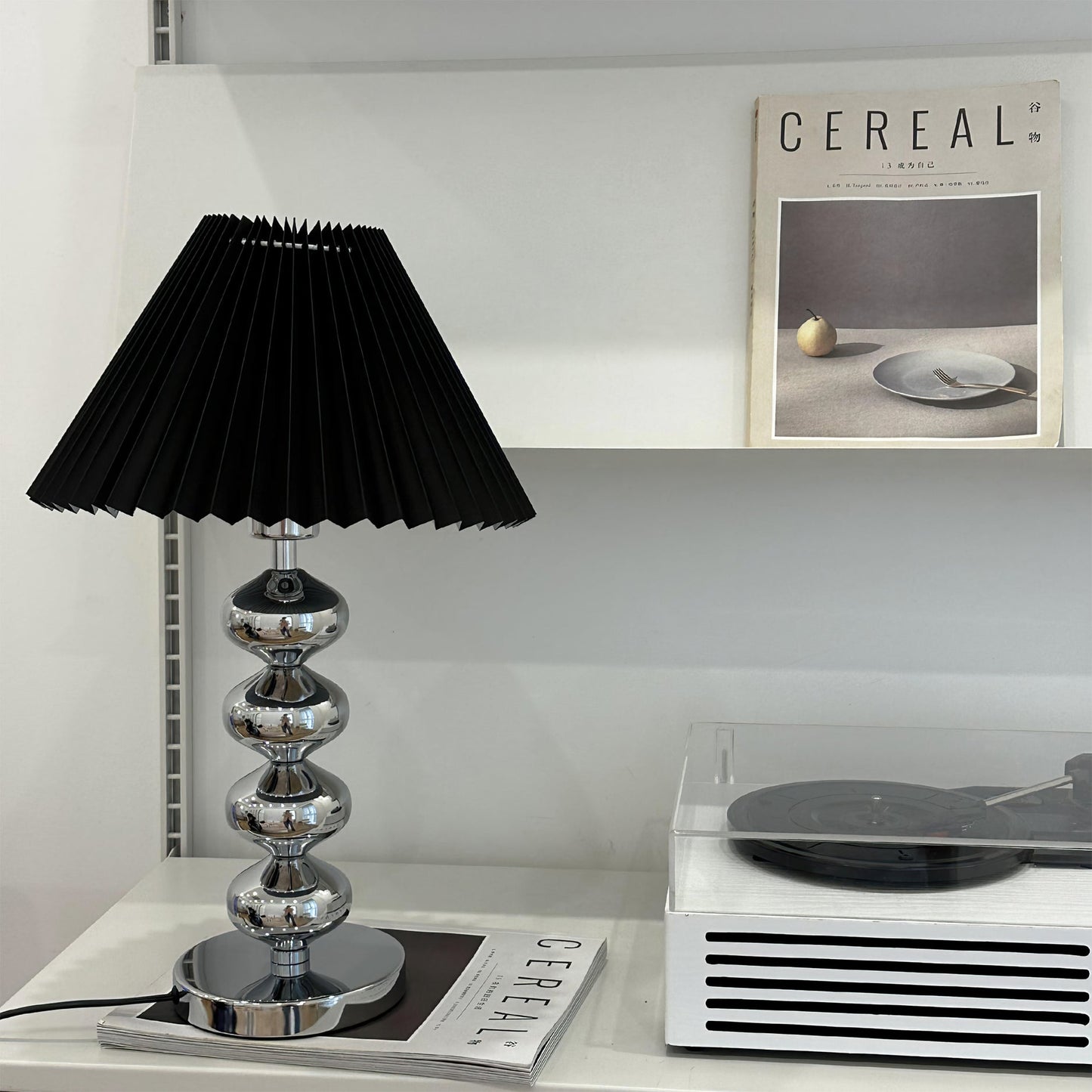 LuxeZuma - Lámpara de Mesa con Base Elegante y Iluminación Acogedora