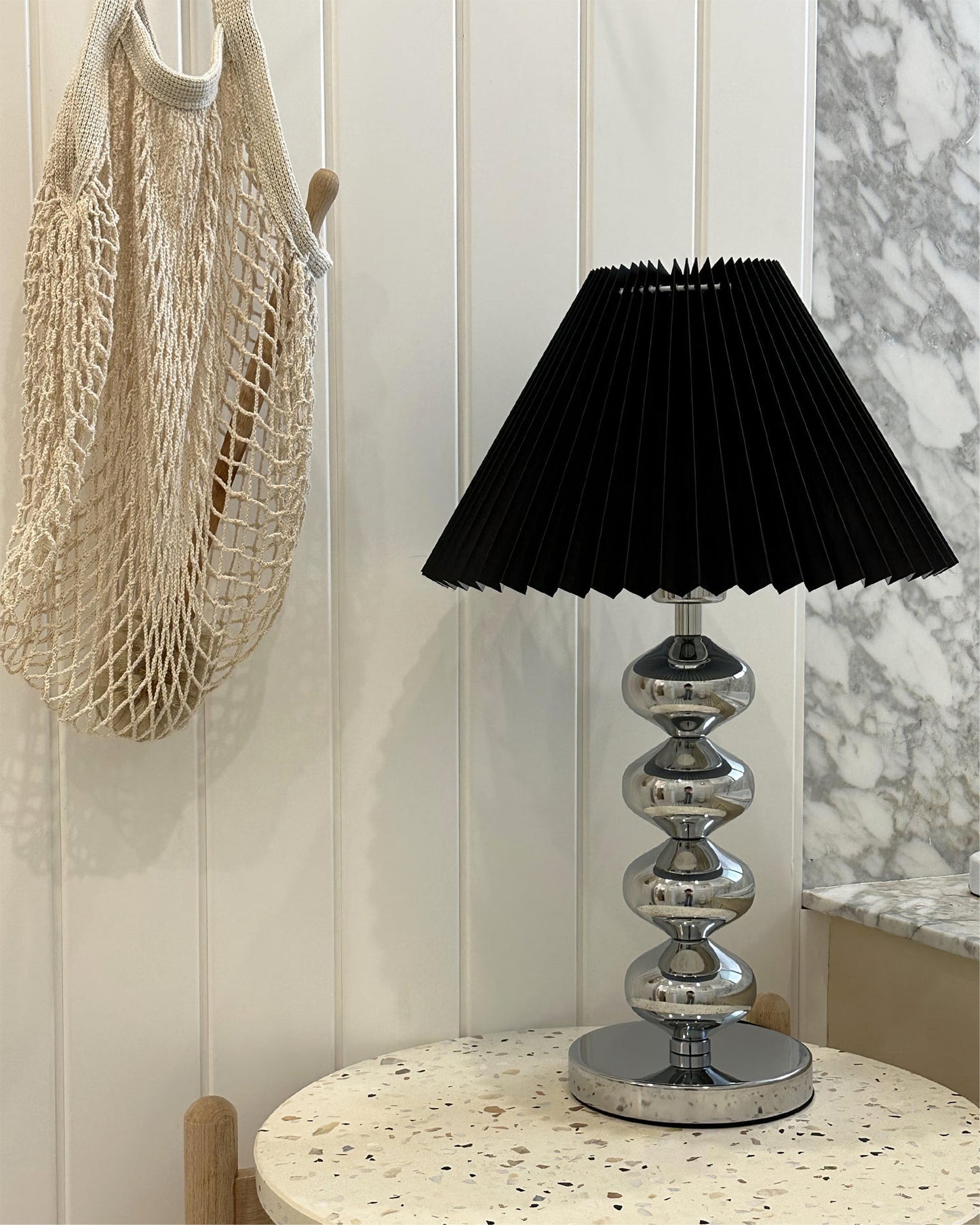 LuxeZuma - Lámpara de Mesa con Base Elegante y Iluminación Acogedora