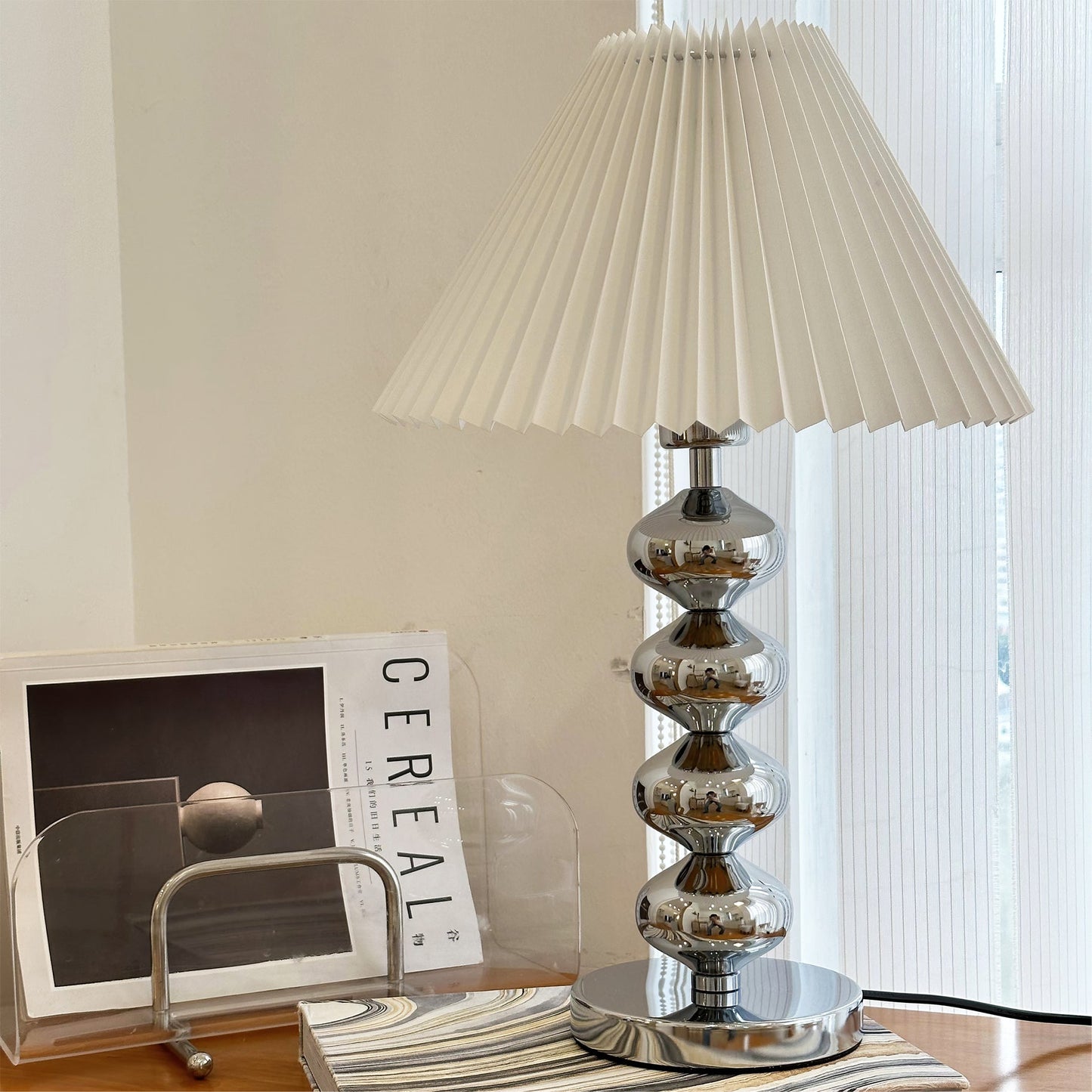 LuxeZuma - Lámpara de Mesa con Base Elegante y Iluminación Acogedora