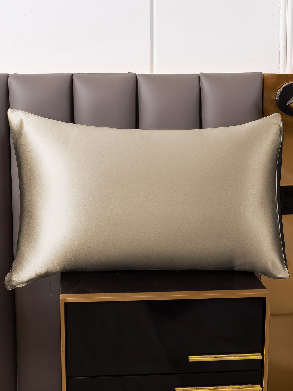 LuxeSilk - 100% Mulberry Silk Pillowcase with Envelope Closure