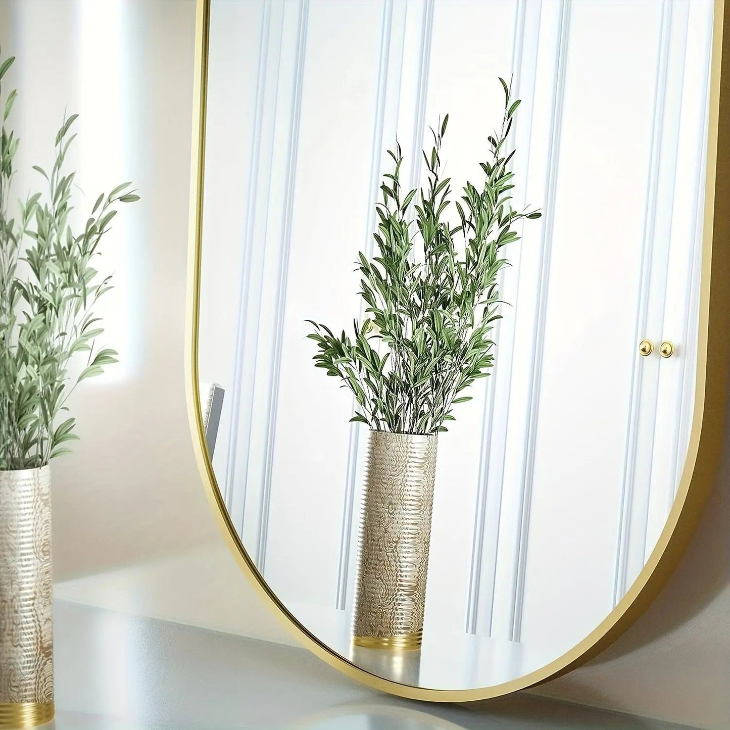 MirrorLuxe - Elegant Oval Reflection
