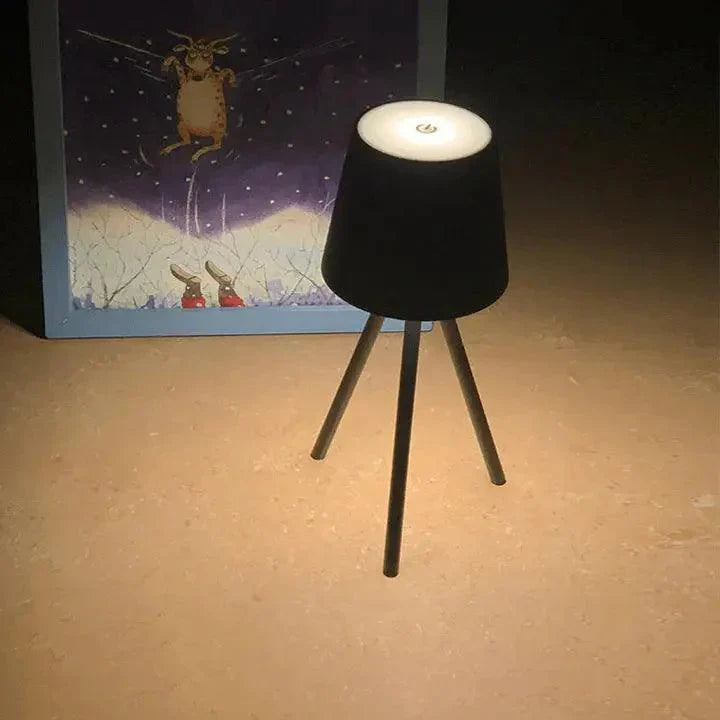 LumaStand - Lámpara de Mesa Tripode Elegante