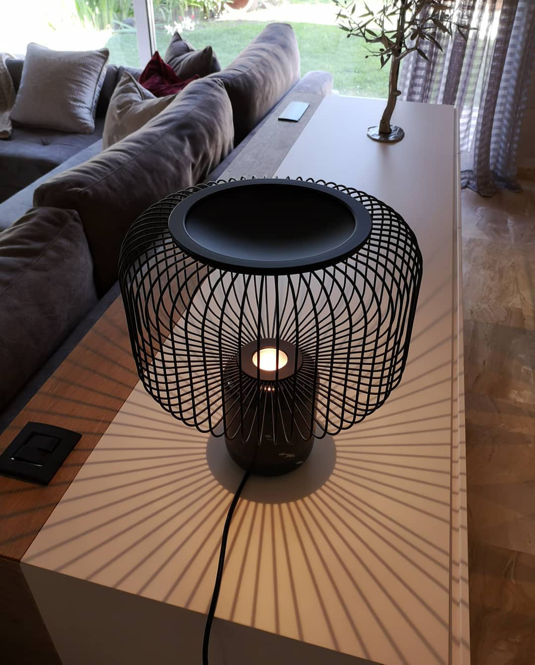 KeshiBeam - Elegant Table Lamp with Sleek Base and Subtle Glow