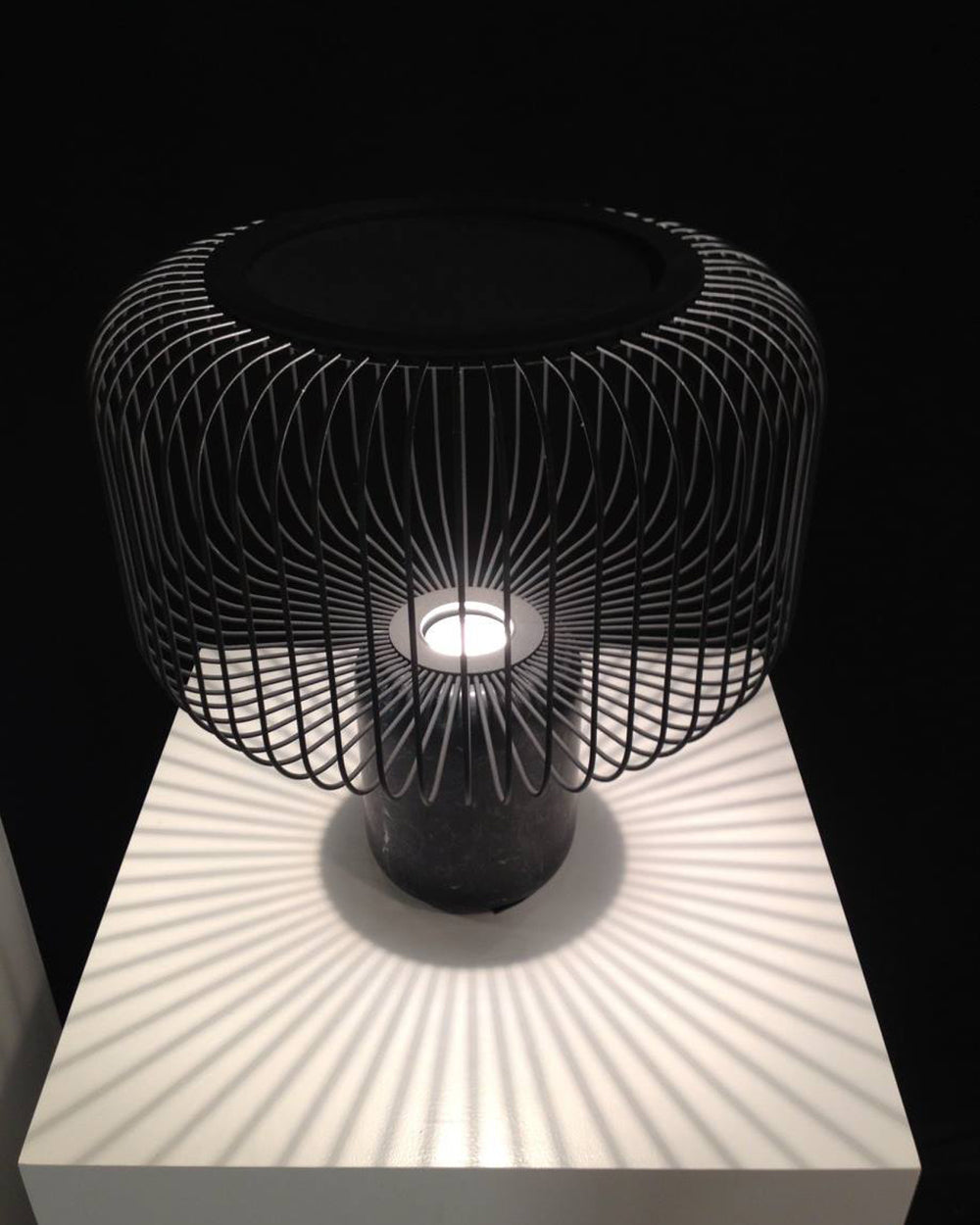 KeshiBeam - Elegant Table Lamp with Sleek Base and Subtle Glow