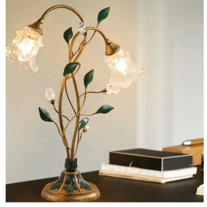 LuxePetals - Lampa stołowa z kwiatami inspirowana Francją